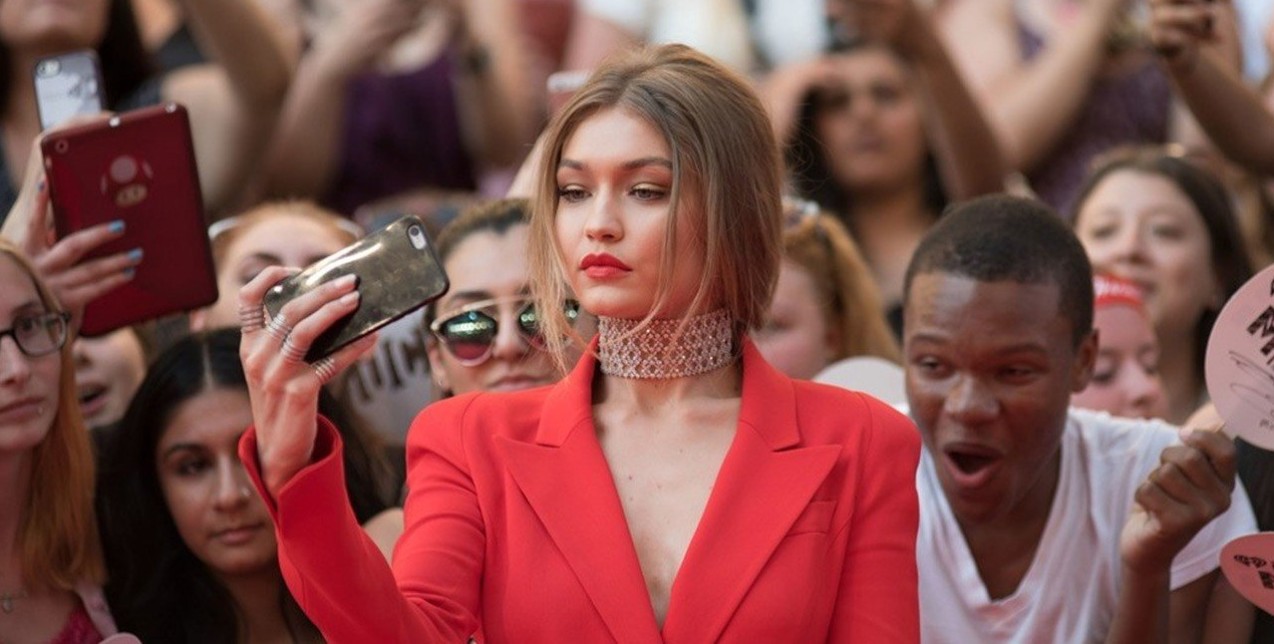 Πώς να τελειοποιήσετε τις selfies σας σύμφωνα με τα διασημότερα μοντέλα 