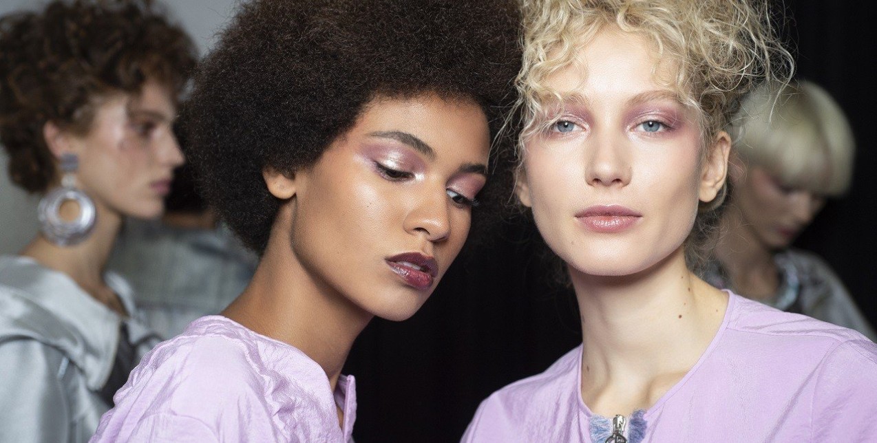 Girly vibes: Έτσι θα φορέσετε τη ροζ σκιά στα μάτια