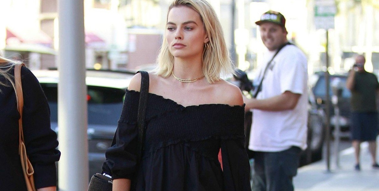 Τα 6 κομμάτια που πρωταγωνιστούν στη summer closet της Margot Robbie 