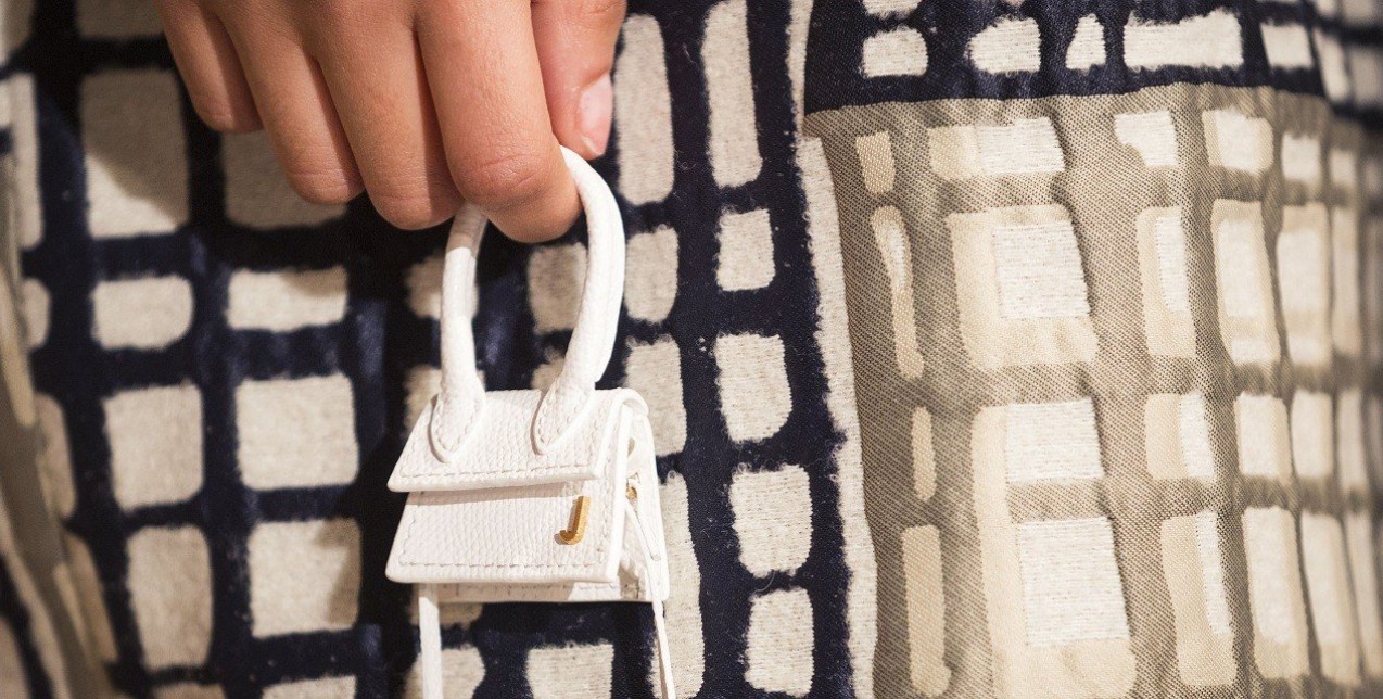 Ξεχάστε τις oversized τσάντες: H νέα τάση τις θέλει μικροσκοπικές