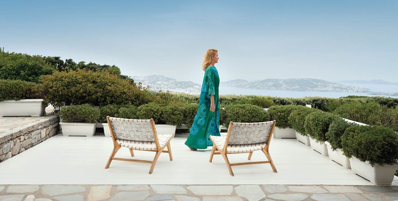 Η Θέμις Ζουγανέλη μας υποδέχεται στο εκπληκτικό καταφύγιό της στη Μύκονο