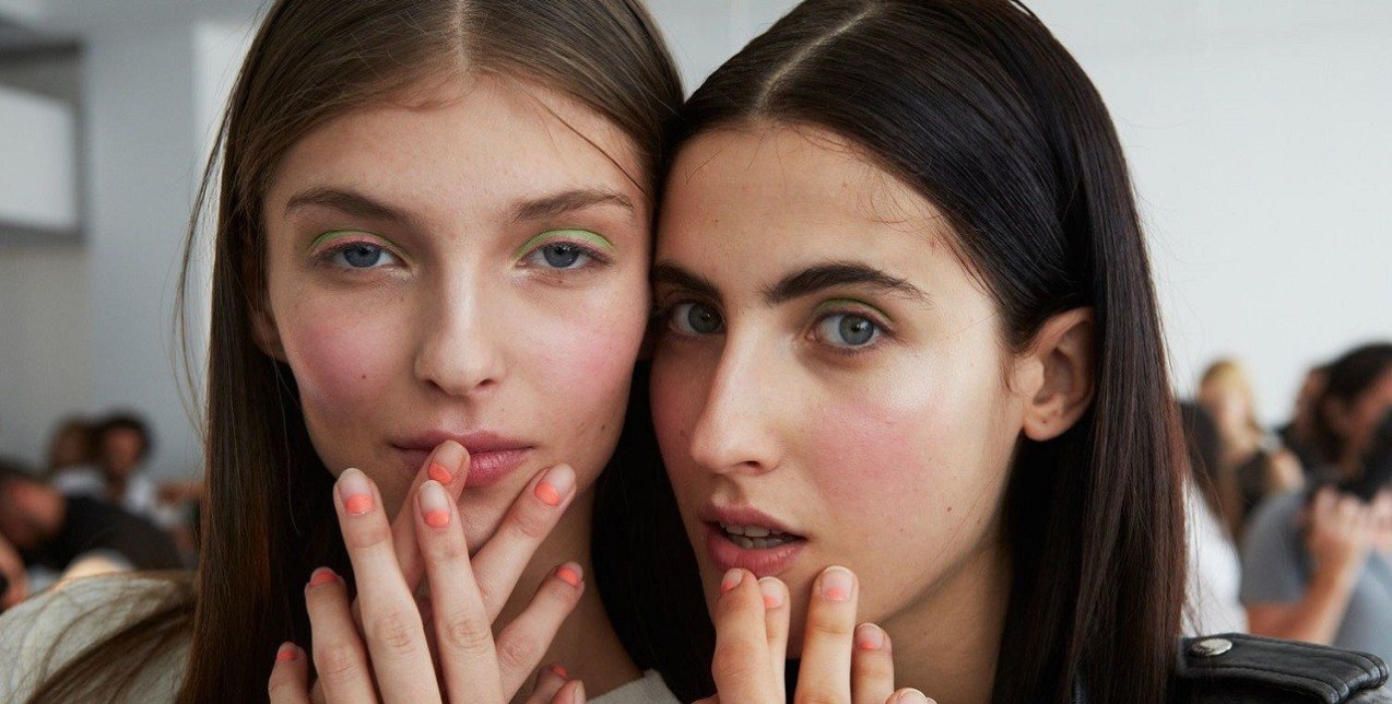 Σας έσπασε το νύχι; Πώς να το καμουφλάρετε μέχρι να πάτε στο nail salon