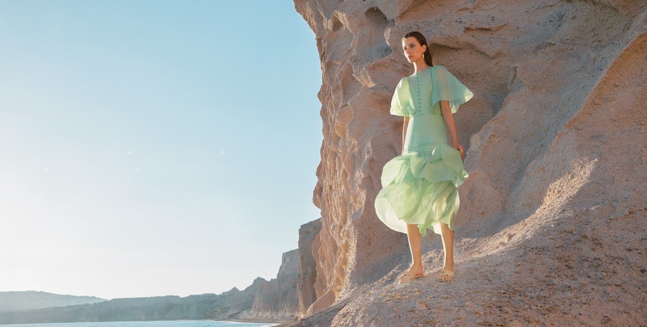 Free Spirit: Ταξιδέψτε στη μαγεία της ειδυλλιακής Σαντορίνης μέσα από εικόνες γεμάτες μόδα και χρώμα