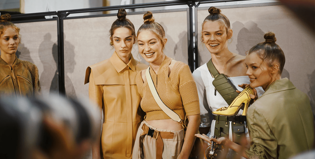 Messy bun: Βήμα-βήμα πώς θα αποκτήσετε τον τέλειο, ανέμελο κότσο