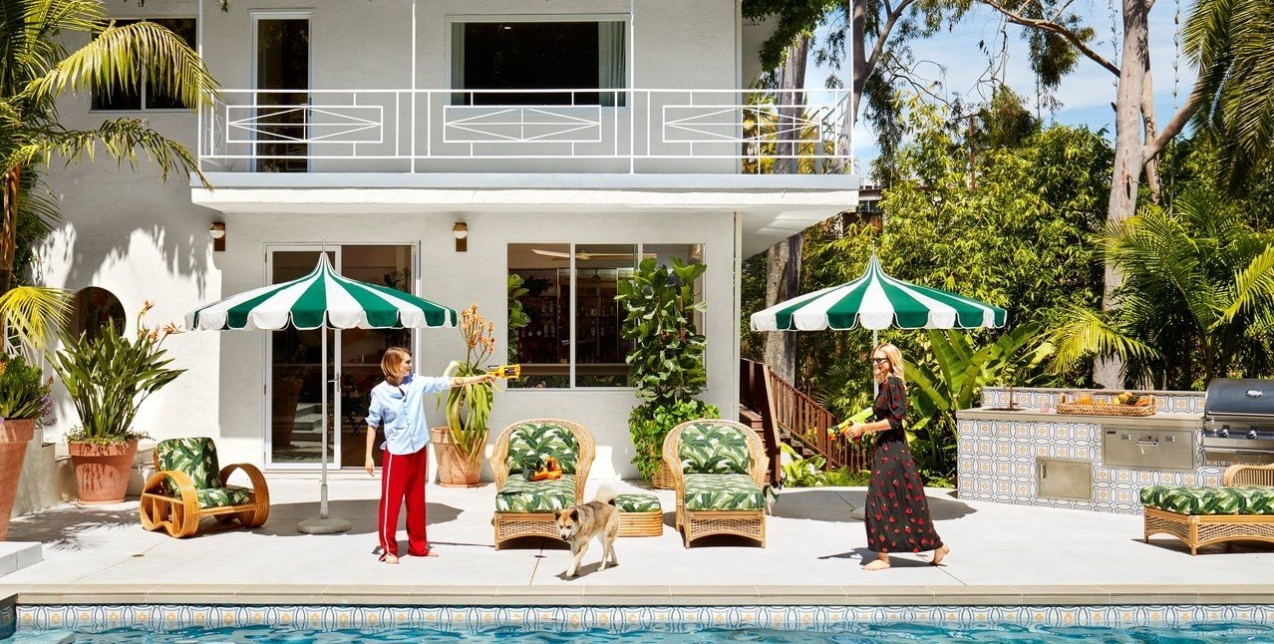 Οι Cara και Poppy Delevingne μας ξεναγούν στο παραδεισένιο σπίτι τους στο Λος Άντζελες