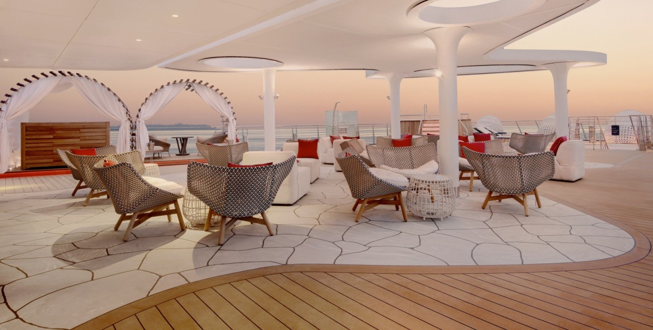 Ένα πολυτελές κρουαζιερόπλοιο που σαλπάρει για τα νησιά Γκαλαπάγκος