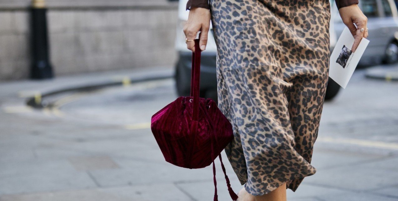 Η leopard midi φούστα είναι ό,τι καλύτερο και για το φετινό φθινόπωρο