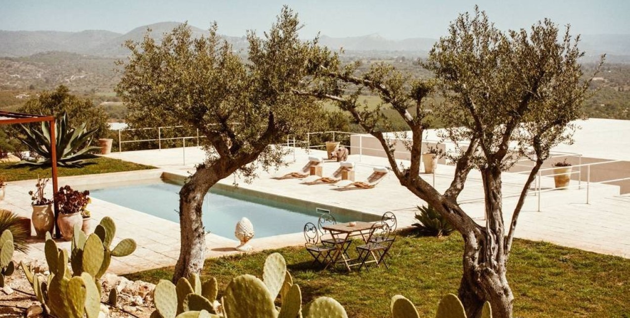 Μια εσωτερική ματιά σε μία απόλυτα urban εξοχική κατοικία στη Σικελία