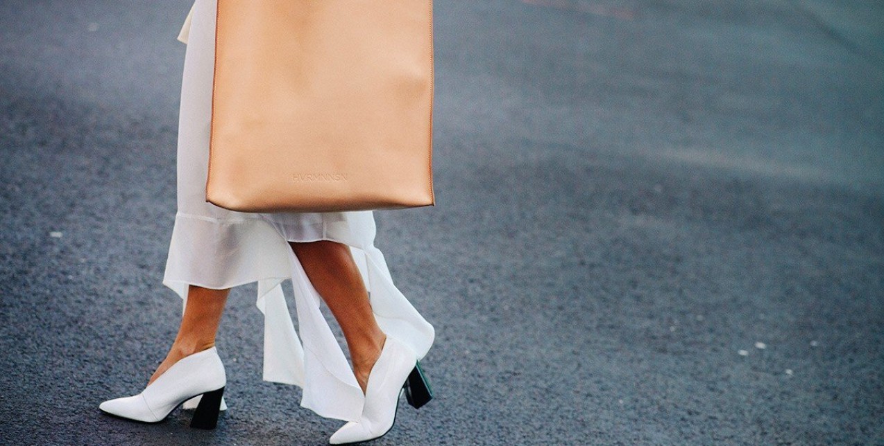 Έτσι θα φορέσετε την tote bag στην πόλη