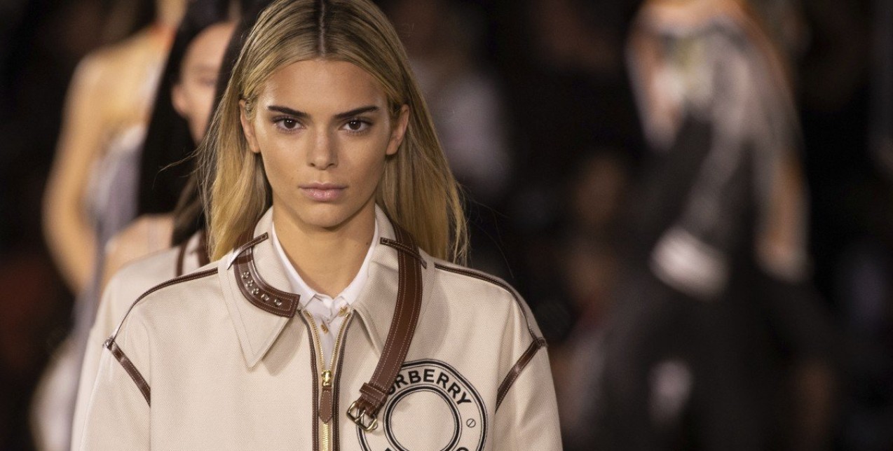London Fashion Week: Η εμφάνιση της Kendall Jenner με ξανθά μαλλιά κι ό,τι άλλο μας εντυπωσίασε
