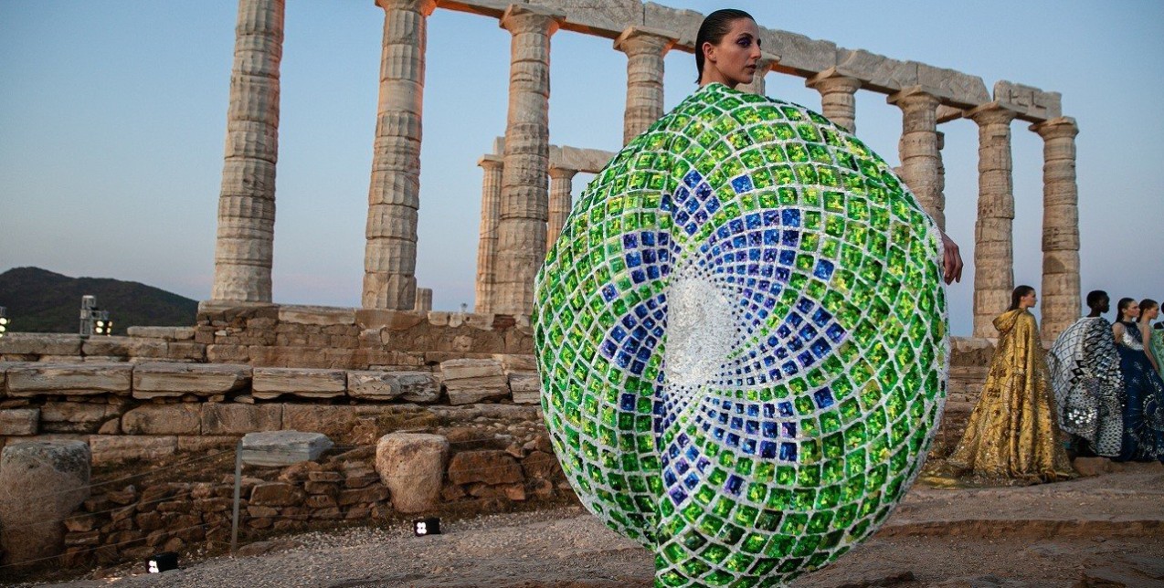 Mary Katrzantzou: Άγγιξε την Ελλάδα με το fashion show-υπερθέαμα στο Σούνιο