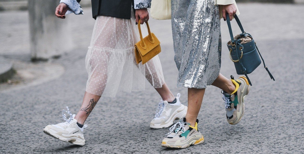 Οι πιο μοντέρνοι και φρέσκοι τρόποι για να φορέσετε τα sneakers σας 
