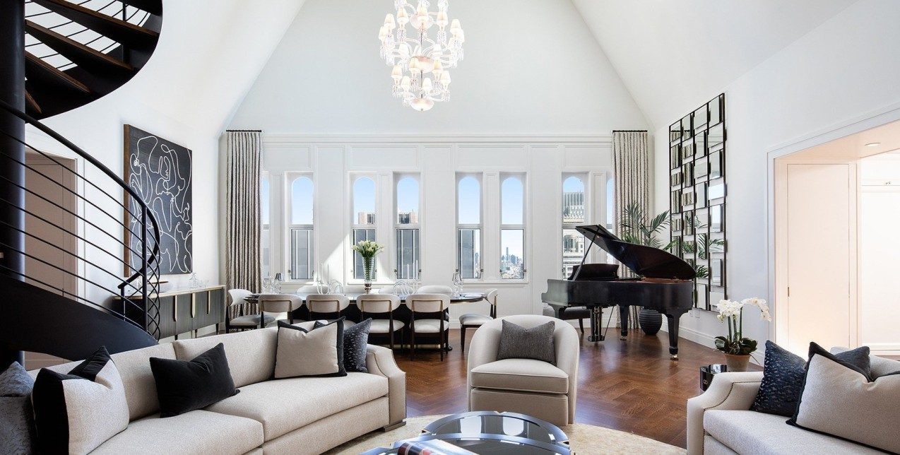 Περιηγηθείτε στους χώρους μιας θεαματικής mansion στη Νέα Υόρκη