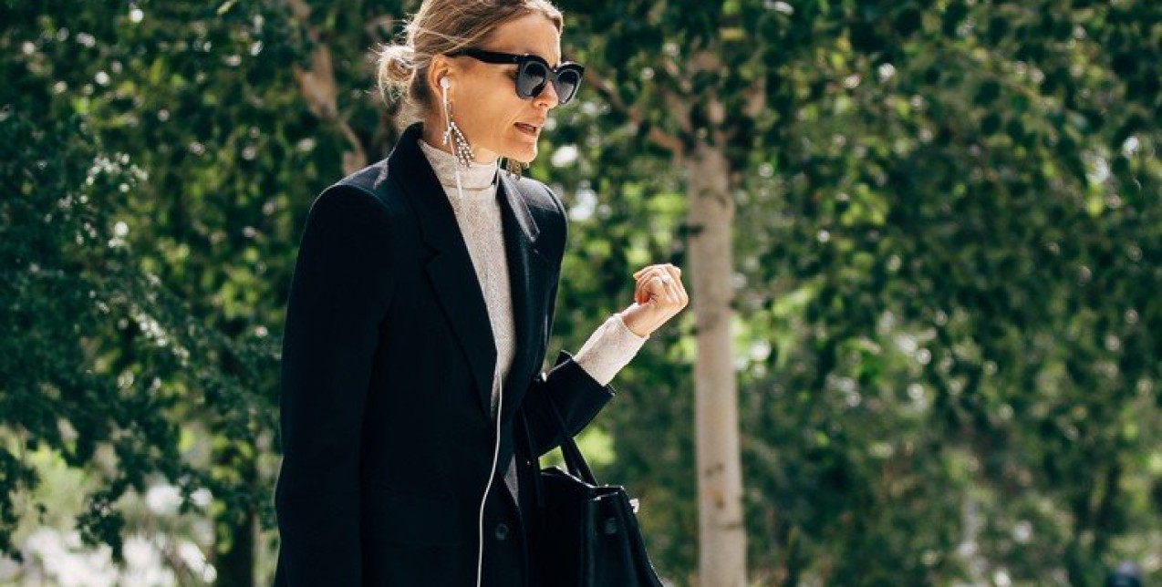 Κάντε επιτυχημένο layering σε black & white κομμάτια για άψογες χειμερινές εμφανίσεις 