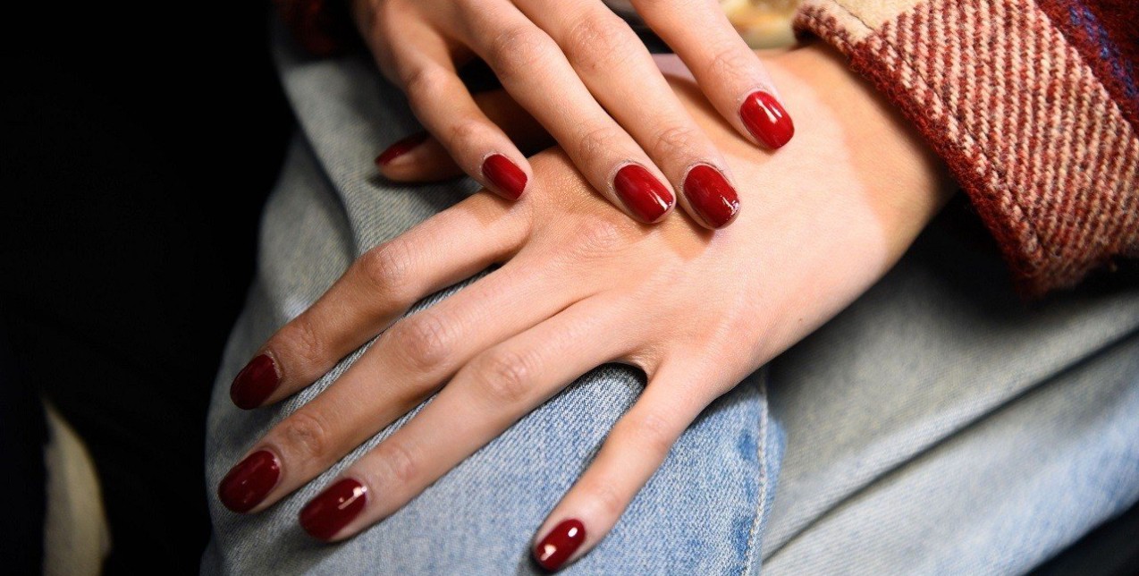Dip Powder Nails: Όλα σχετικά με το μανικιούρ που κρατάει περισσότερο από τα άλλα 