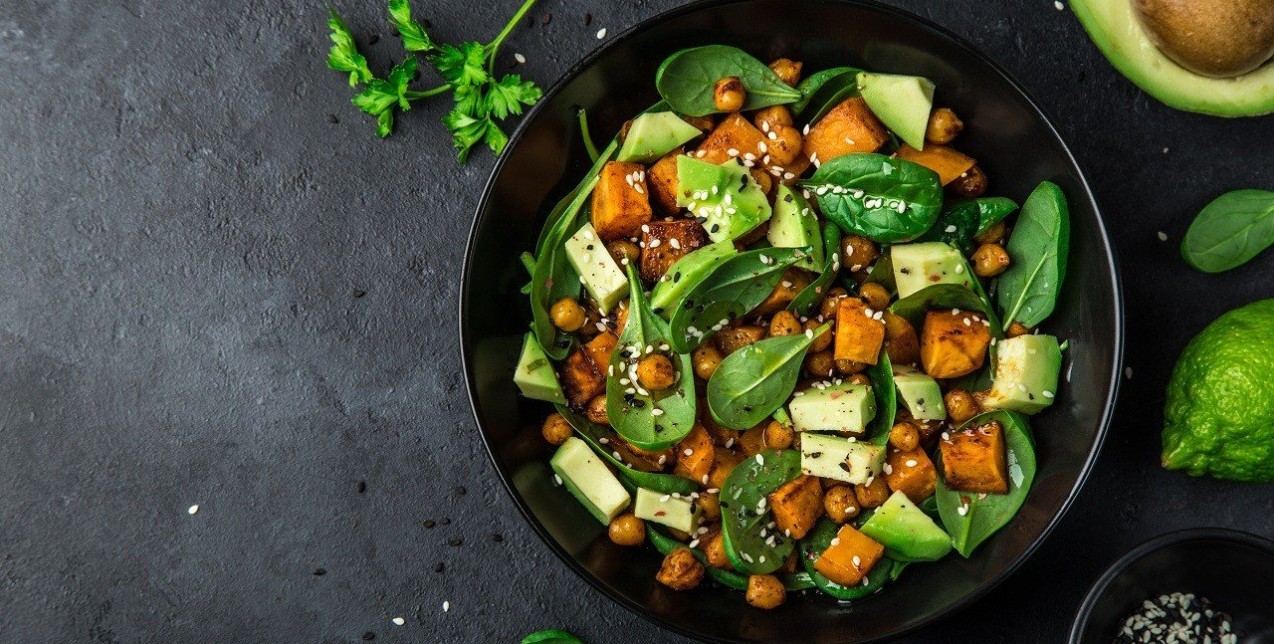 Εύκολες σαλάτες για το γραφείο που μπορείτε να φτιάξετε σε 15'