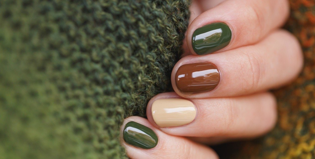 Αυτή είναι η νέα απόχρωση για τα νύχια που είναι πιο chic και από το μαύρο 