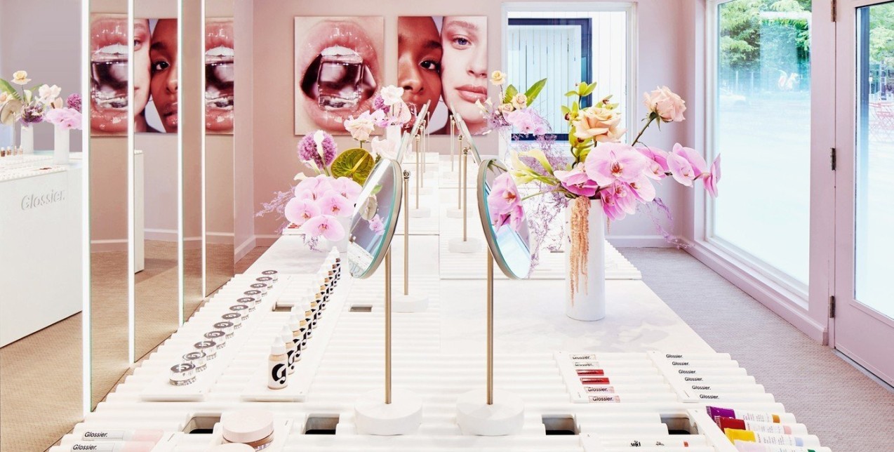 Μέσα στο θεαματικό pop up store της Glossier στο Λονδίνο 