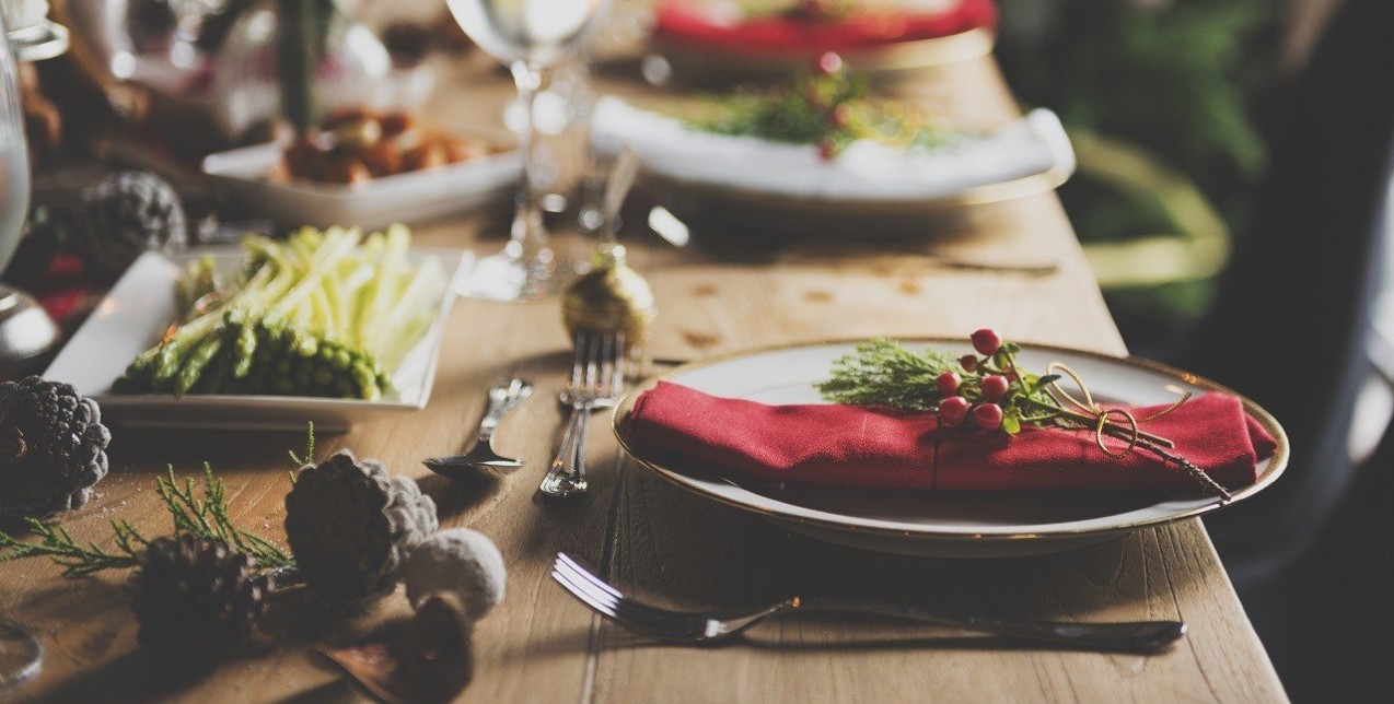 Ο απόλυτος οδηγός για να οργανώσετε το τέλειο dinner party για τους καλεσμένους σας στις γιορτές 