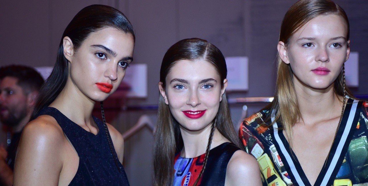 Last-minute και κομψά hairstyles για εντυπωσιακές εμφανίσεις όλη μέρα 