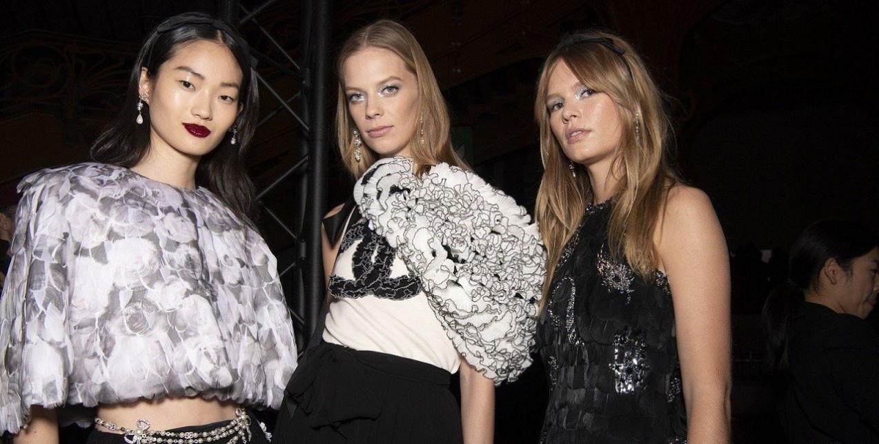 Τα beauty looks του Métiers d’Art Pre Fall 2020 show της Chanel μας δίνουν ιδέες για τις γιορτινές εμφανίσεις