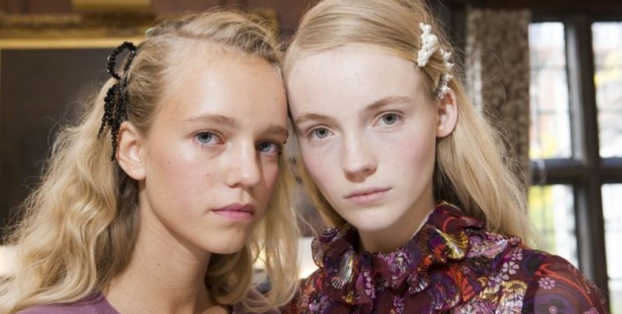 Τα hairstyles που θα κάνετε στις γιορτές με το πιο hot αξεσουάρ μαλλιών 