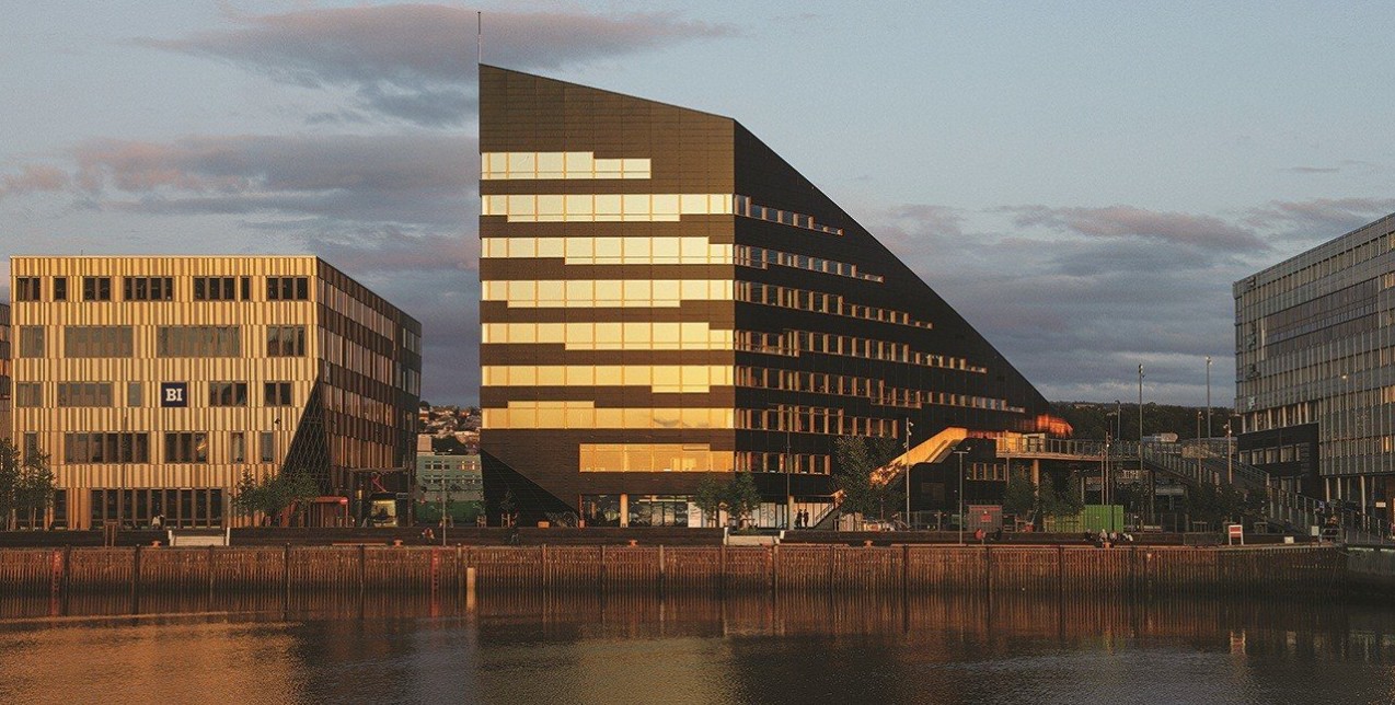 Mπορεί ένα 8ώροφο κτίριο να καλύπτει τις ανάγκες του σε ηλεκτρική ενέργεια αξιοποιώντας την ηλιοφάνεια στη σκοτεινή Νορβηγία; 