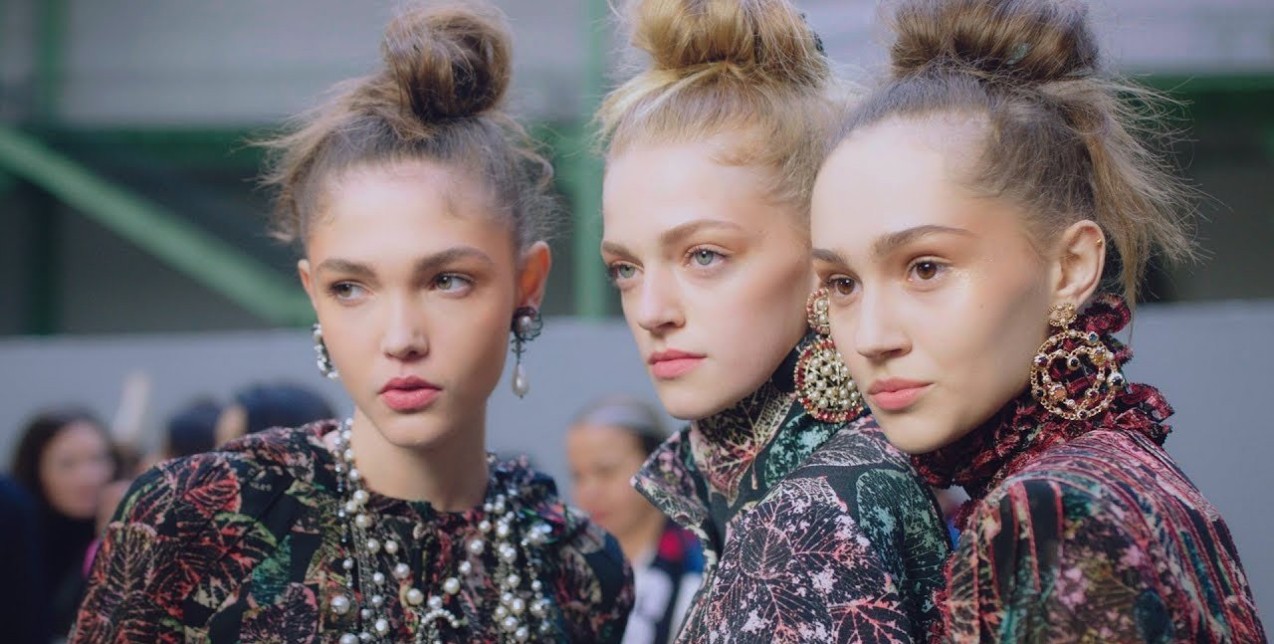 Πώς θα κάνετε τα μαλλιά σας να μυρίζουν όμορφα για ώρες 