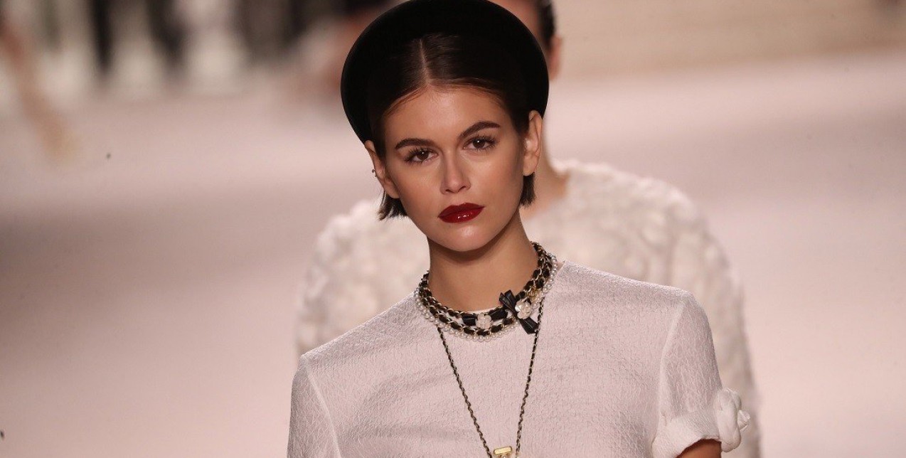 Do it like Kaia: Πώς θα πετύχετε βήμα-βήμα το wet look του πανέμορφου μοντέλου