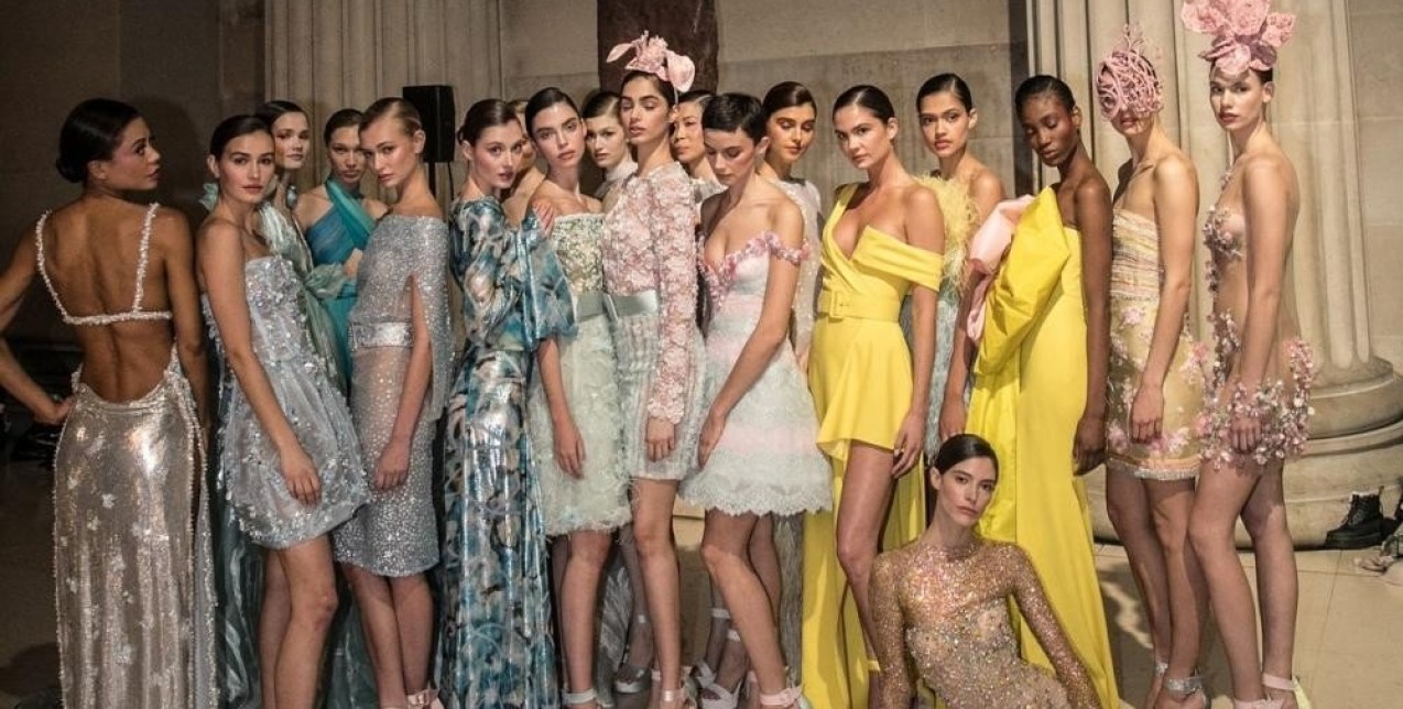 To μοναδικό haute couture fashion show της Celia Kritharioti στο Βρετανικό Μουσείο του Λονδίνου