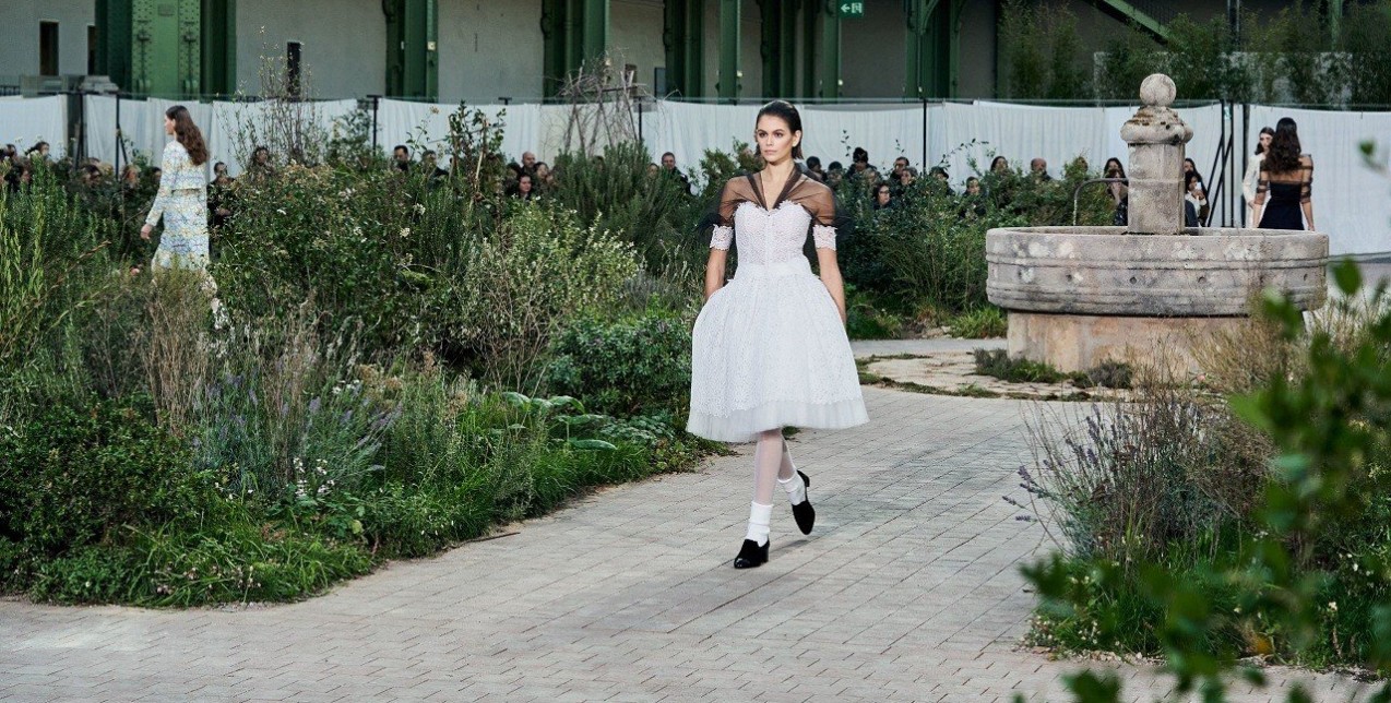 Paris Haute Couture Report: Εντυπωσίασαν Chanel και Giambattista Valli με τις τελευταίες συλλογές τους 