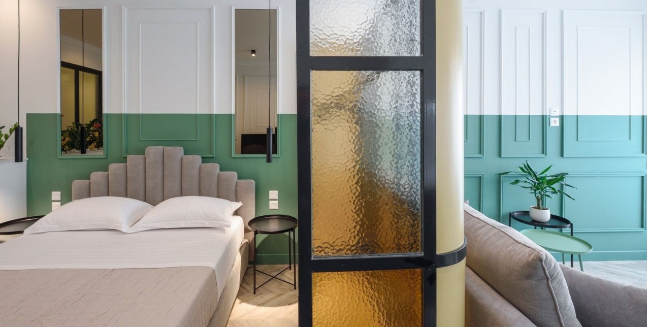 Ένα ρετρό και λειτουργικό διαμέρισμα στο Μοναστηράκι που αποτελείται από απίστευτα φωτεινούς χώρους