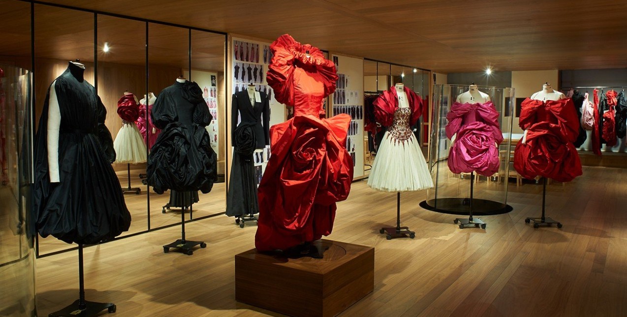 Το αρχείο υφασμάτων του Alexander McQueen γίνεται το καλύτερο eco-conscious δώρο για νεαρούς σχεδιαστές της Μ. Βρετανίας 