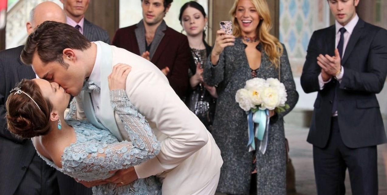 Gossip Girl: Όσα πρέπει να γνωρίζετε για το remake της εμβληματικής σειράς & ποια θα είναι η νέα Serena Van Der Woodsen