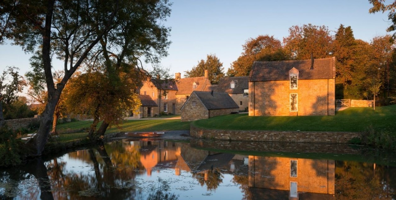 Δείτε πώς ένα αγρόκτημα στην αγγλική εξοχή μετατράπηκε σε μια μίνιμαλ κατοικία