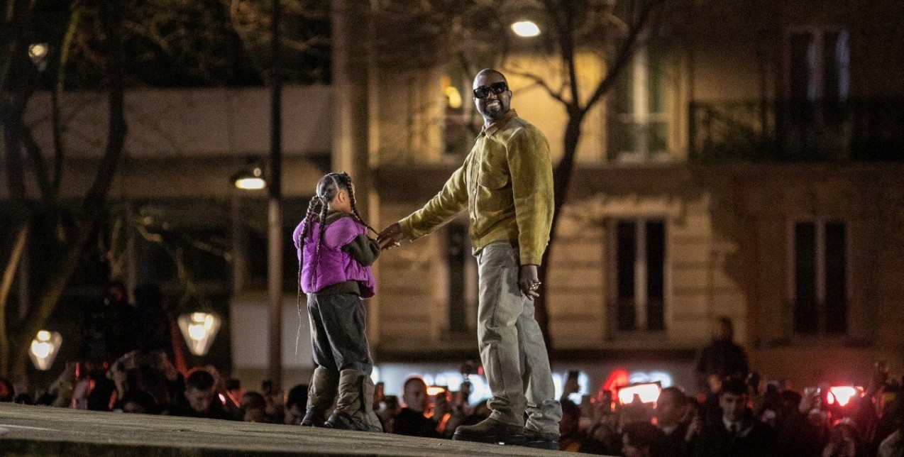 Το απρόσμενο performance του Kanye West και όλα τα τελευταία νέα από την Εβδομάδα Μόδας στο Παρίσι 