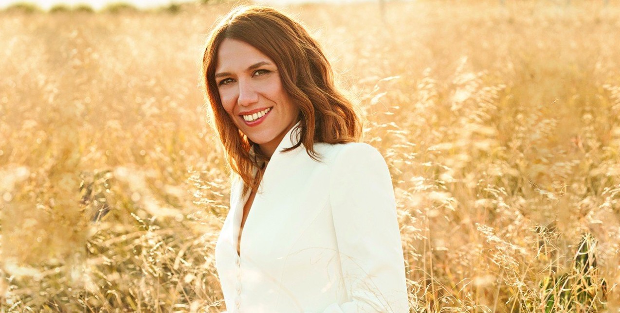  Μελίνα Τσαμπάνη: Η δημιουργός της πιο επιτυχημένης σειράς της χρονιάς, «Άγριες Μέλισσες», μιλάει για τη φετινή νίκη της μυθοπλασίας & το νέο της επαγγελματικό βήμα 