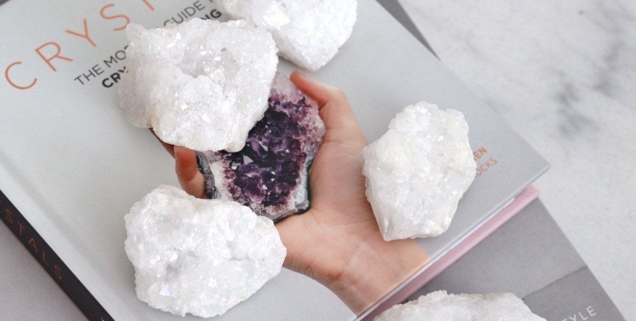 Η σημασία των κρυστάλλων και πώς να τους εντάξετε στον χώρο σας για να φέρετε τη θετική ενέργεια