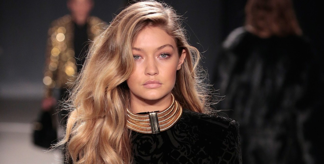 Πώς θα κάνετε τις μπούκλες σας να κρατάνε όλη μέρα με 3 απλά βήματα