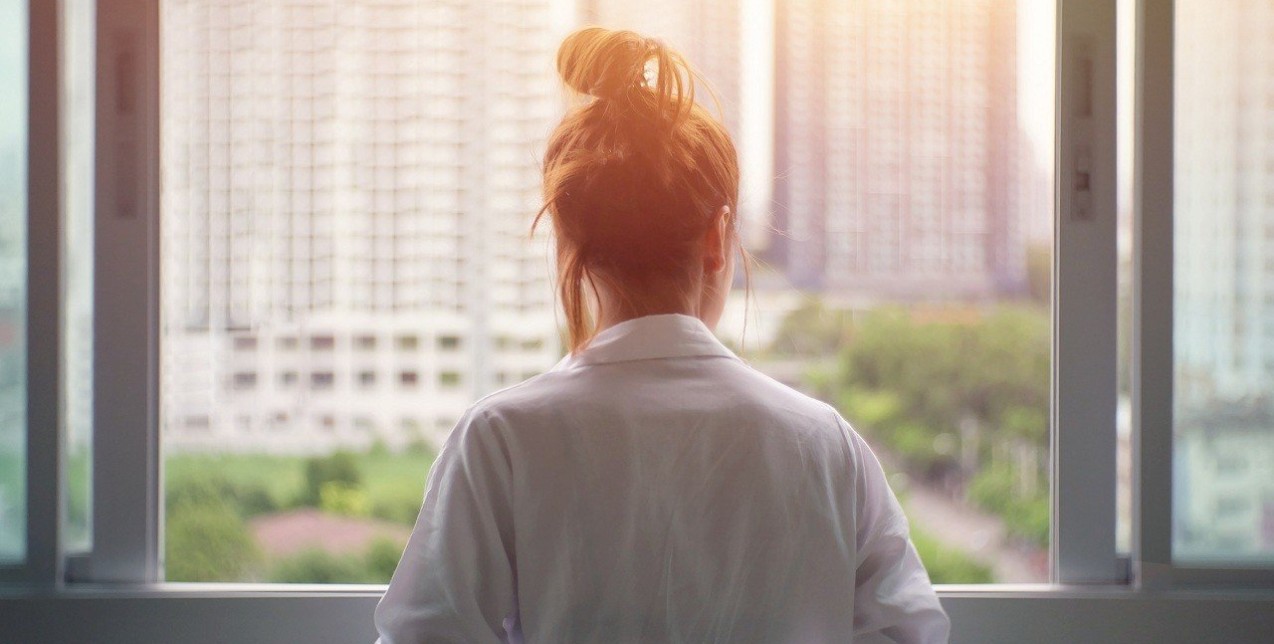 Πώς να καταπολεμήσετε τη μοναξιά που μπορεί να νιώσετε μένοντας πολλές ώρες στο σπίτι 