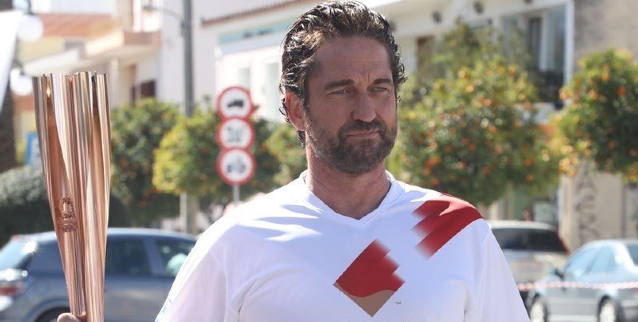 Gerard Butler: Άναψε με την Ολυμπιακή Φλόγα τον βωμό στη Σπάρτη και ύμνησε την Ελλάδα 