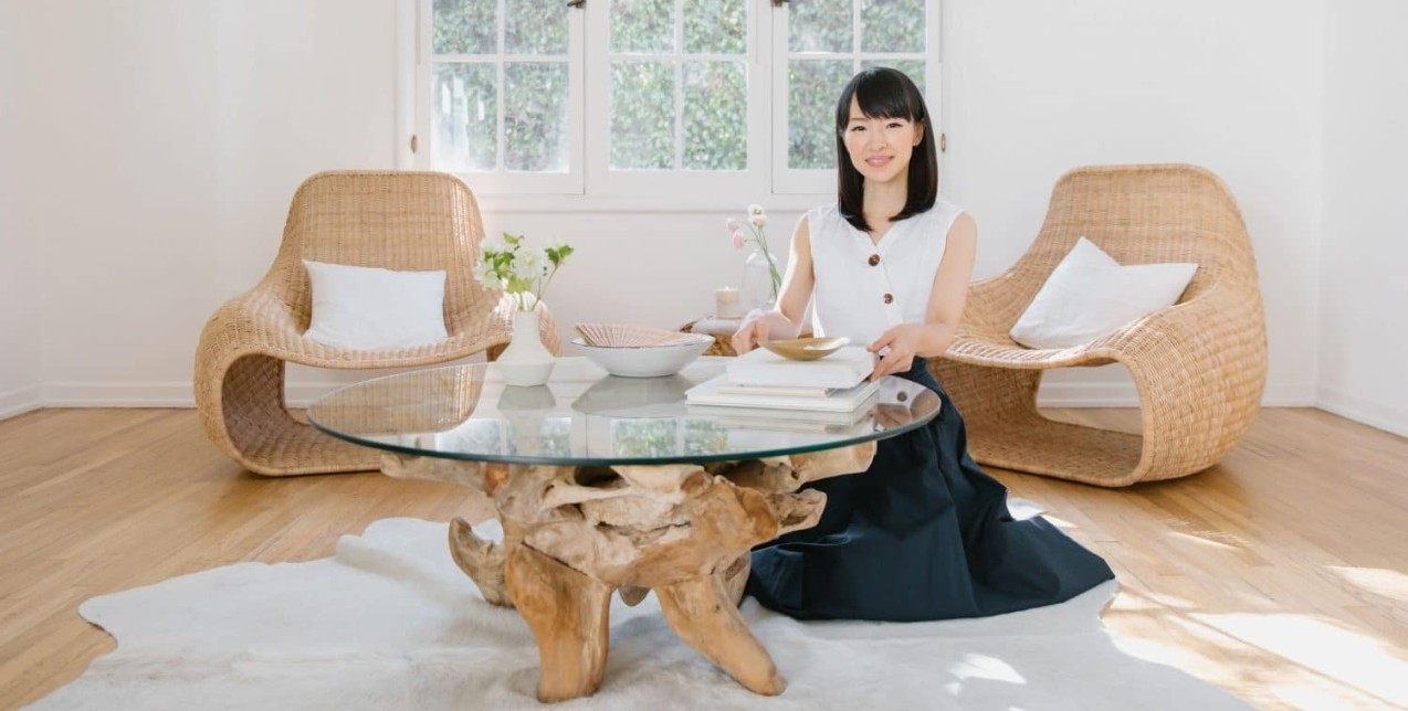 5+1 tricks της Marie Kondo για να οργανώσετε την κουζίνα σας και να την κρατήσετε καθαρή 