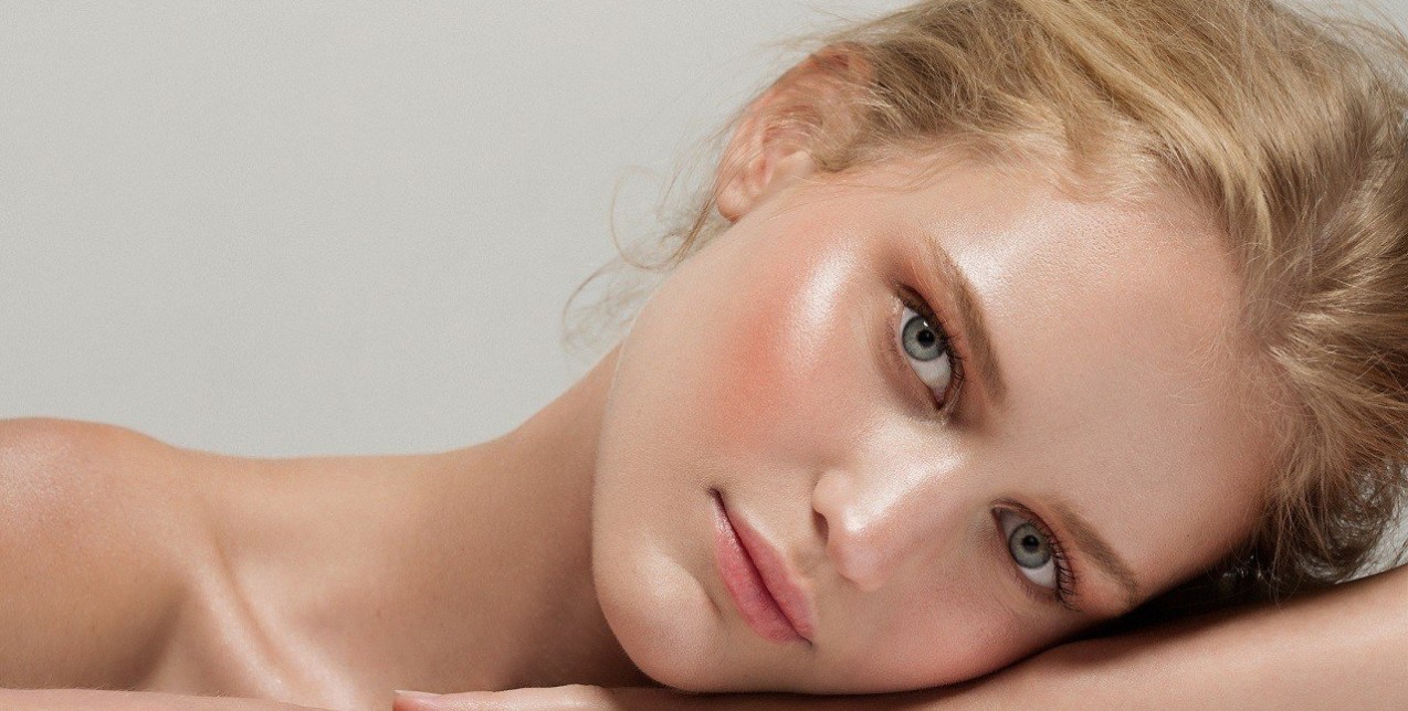 Αυτά είναι τα haircuts και τα makeup tips που θα σας κάνουν να δείχνετε πιο νέες