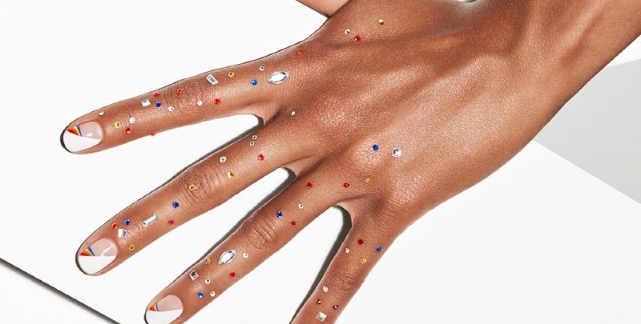 Αφαιρέστε εύκολα το ημιμόνιμο μανικιούρ σας με 4 απλά βήματα