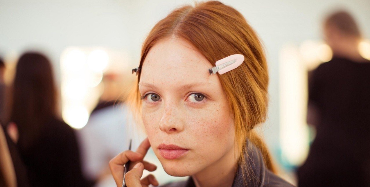 Έχετε βαμμένα μαλλιά; Αυτές είναι οι DIY μάσκες για να διατηρήσετε το χρώμα τους