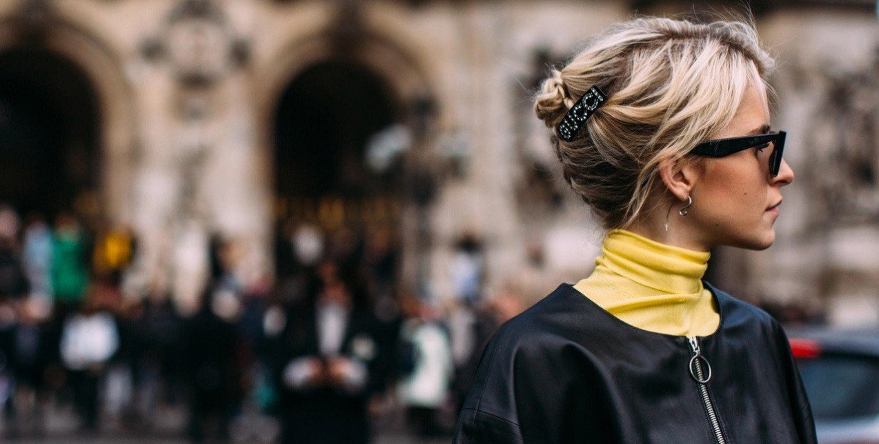 Πώς θα αναβαθμίσετε τα ατημέλητα buns σας για στιλάτες εμφανίσεις στο γραφείο