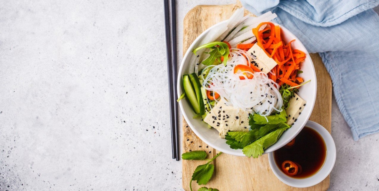 4 εύκολες συνταγές με λιγότερες από 200 θερμίδες για να διατηρήσετε τη σιλουέτα σας τώρα που #menoumespiti