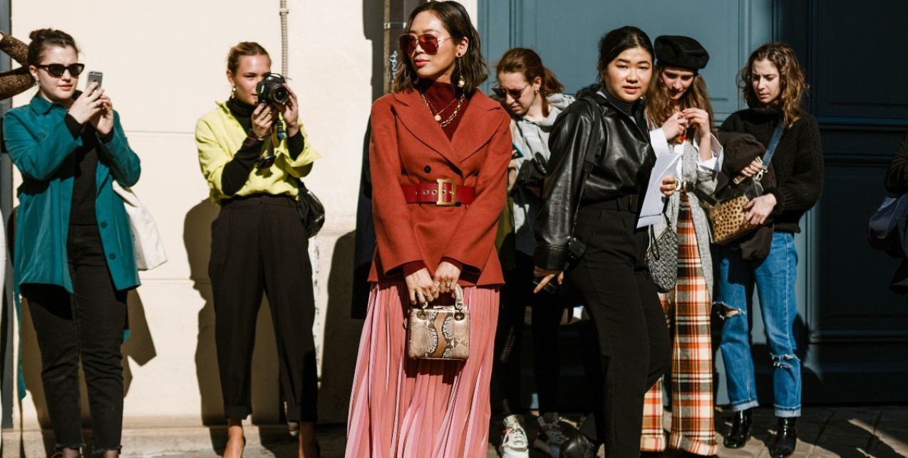 Οι πιο stylish τρόποι για να φορέσετε τις midi φούστες