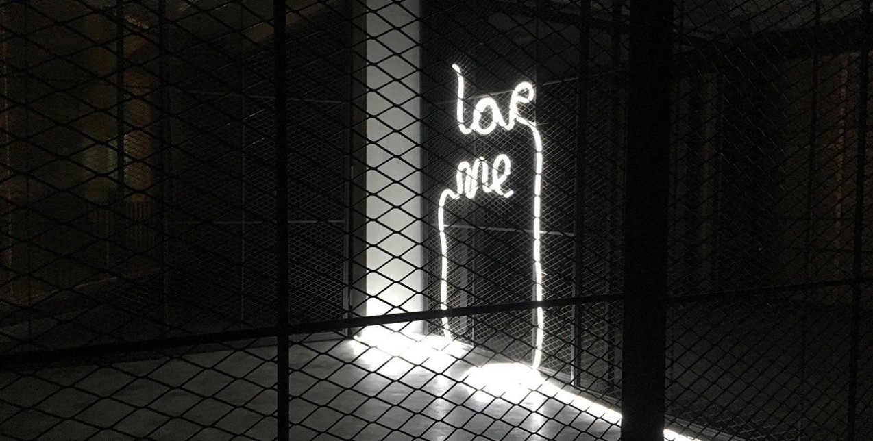 Μια εγκατάσταση με νέον φως από την Άννα Φαφαλιού 