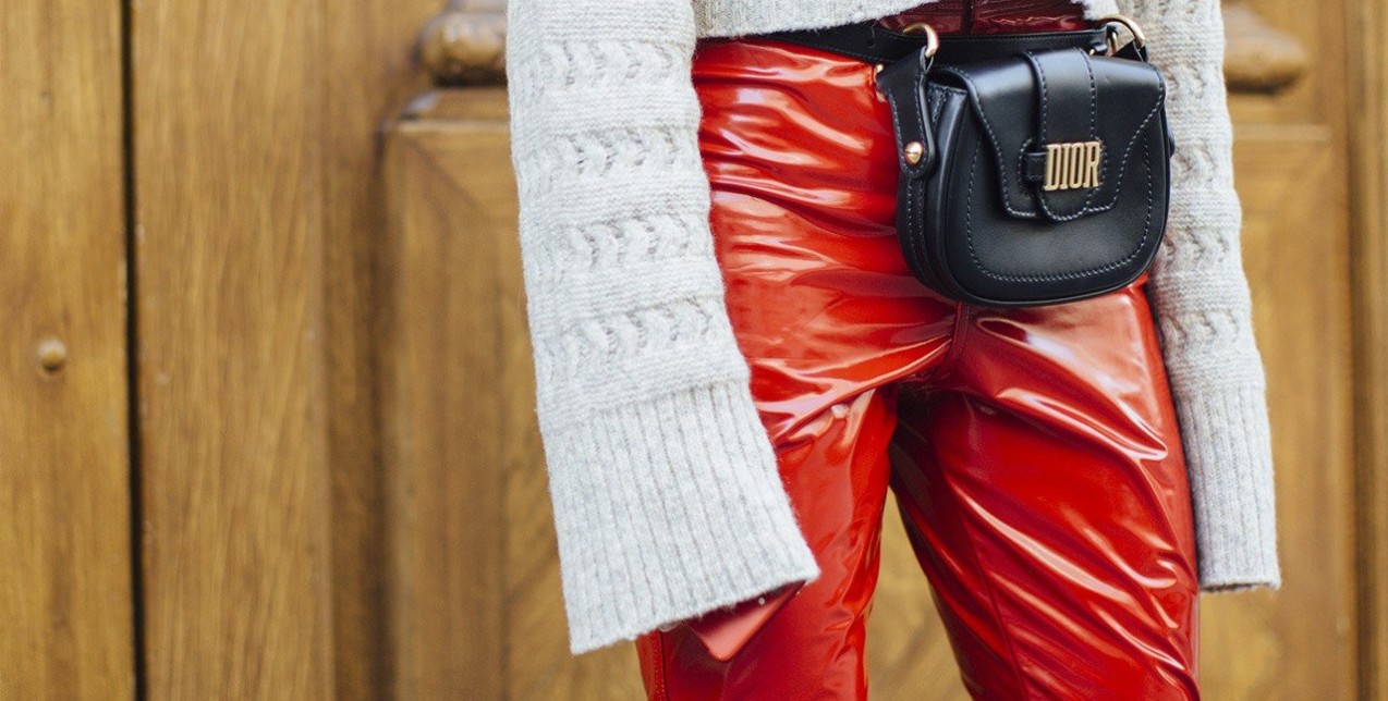 To γυαλιστερό vinyl ύφασμα των 80's επέστρεψε δυναμικά